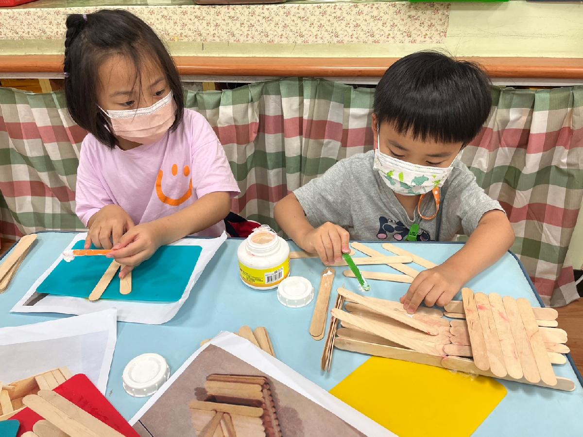 7老街溪的功用組-用冰棒棍自製小船進行浮沉實驗