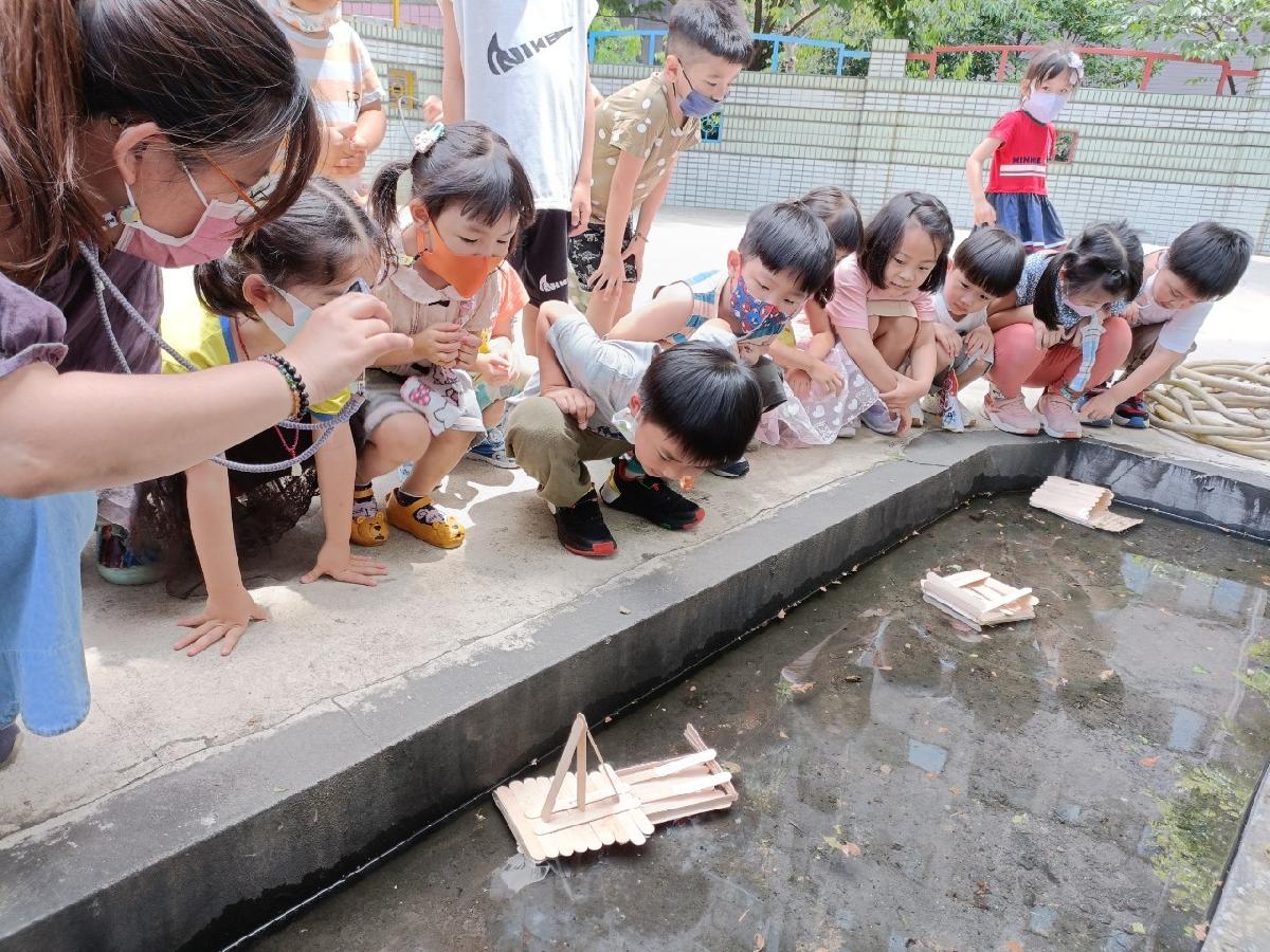 8老街溪的功用組-進行小船的浮沉實驗