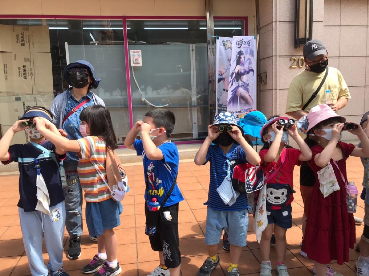 用望遠鏡觀察可以看得更清楚