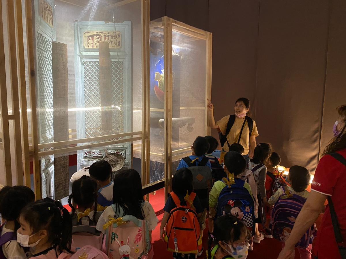 仔細聽老師介紹的立春寶貝