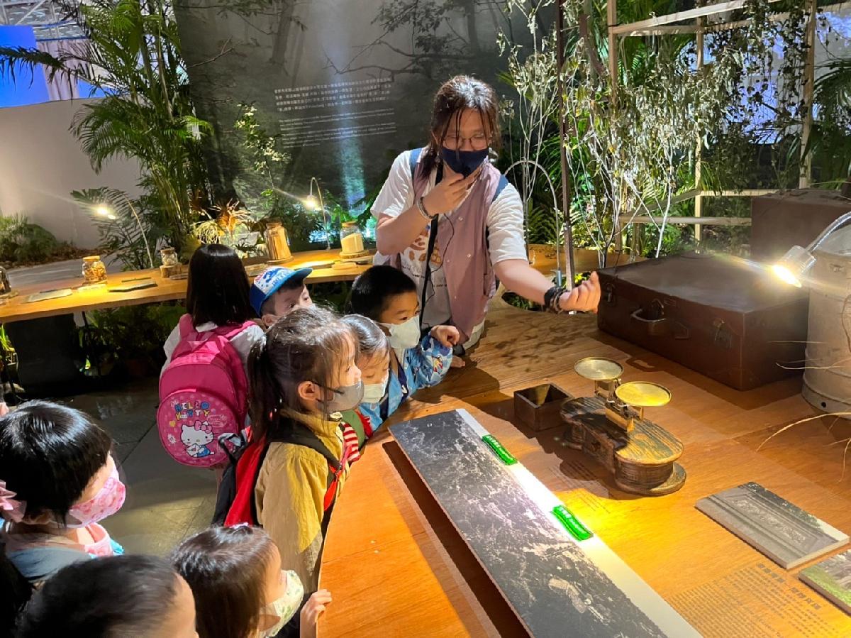 仔細聽老師介紹的冬藏寶貝