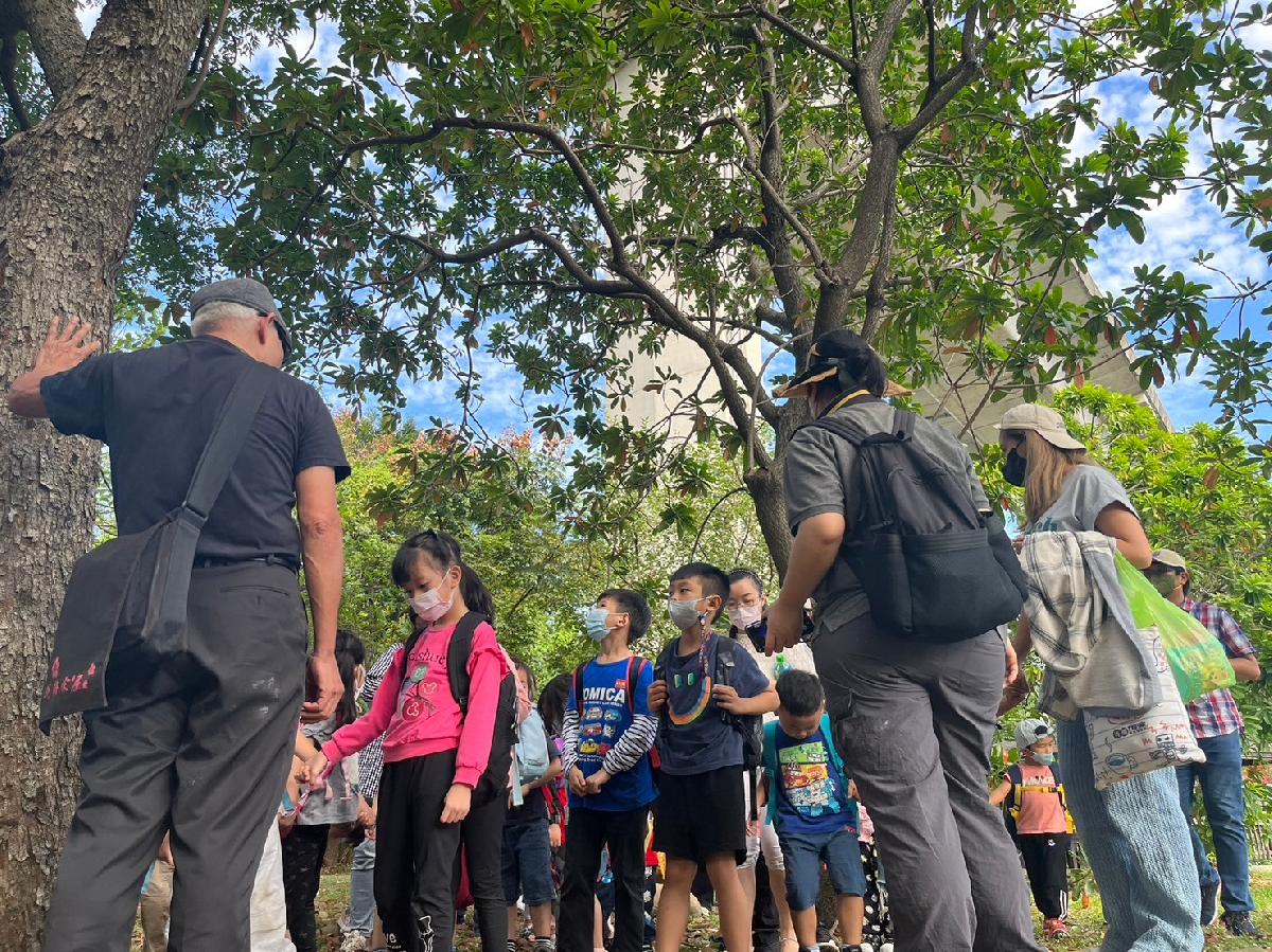 仔細聆聽專業耆老的介紹