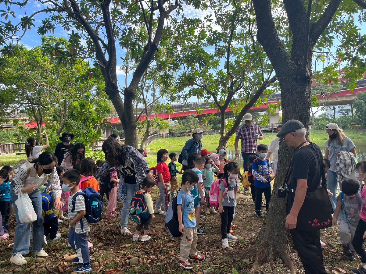 仔細聆聽專業耆老的介紹