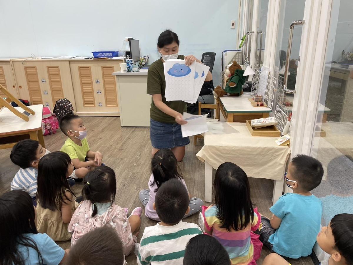 平安班-老師介紹了神奇的點讀筆，說明使用方式跟注意事項！