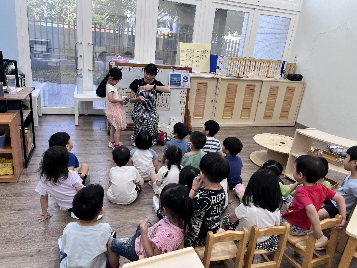 溫暖班-老師今天教大家如何把碗擦乾淨，吃完飯後寶貝們都主動拿衛生紙把碗擦乾淨！