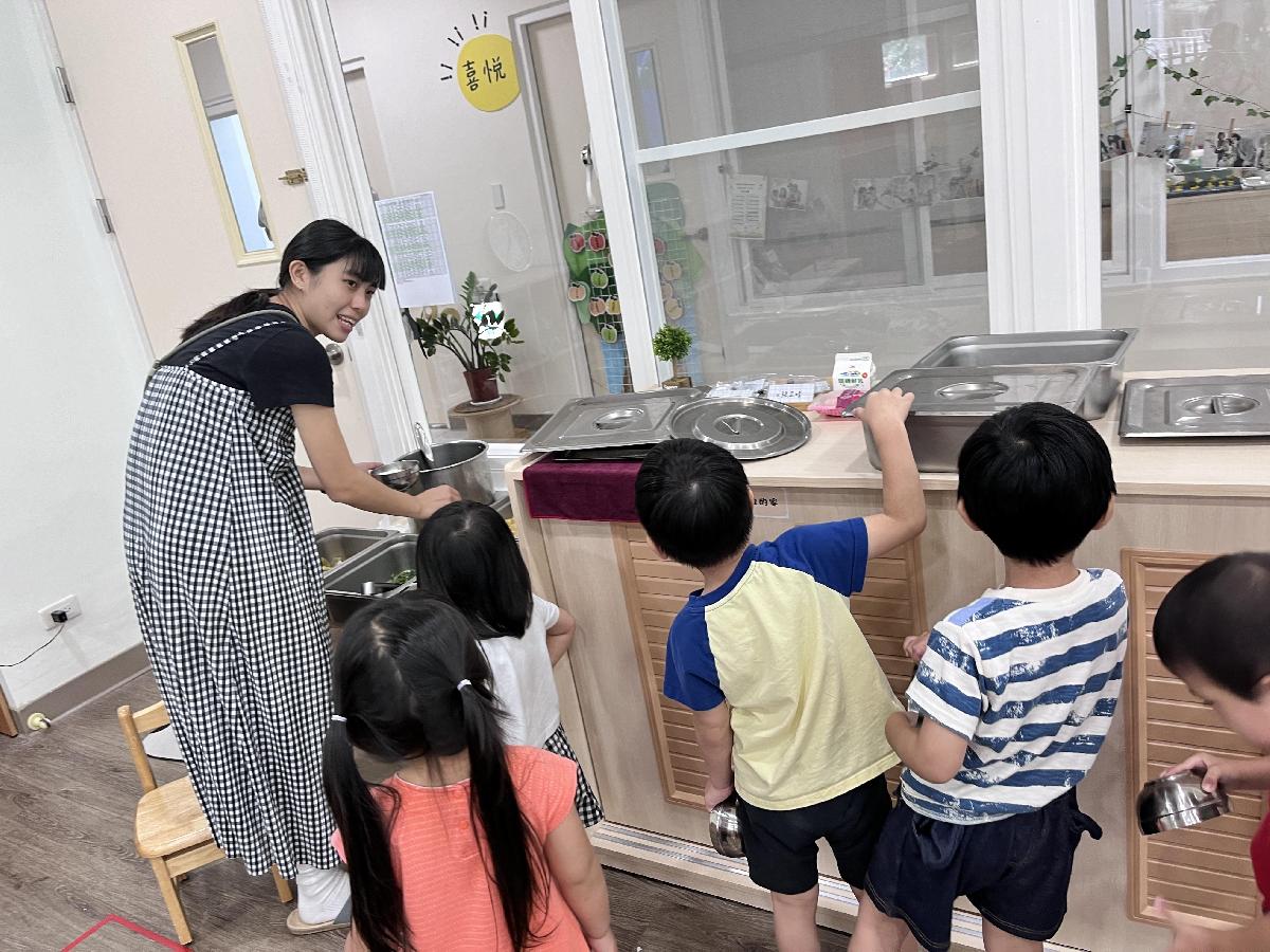 溫暖班-今天阿姨送餐過來，溫暖班的寶貝就迫不及待的說：好香！好餓唷！大家迫不及待的來排隊裝午餐！