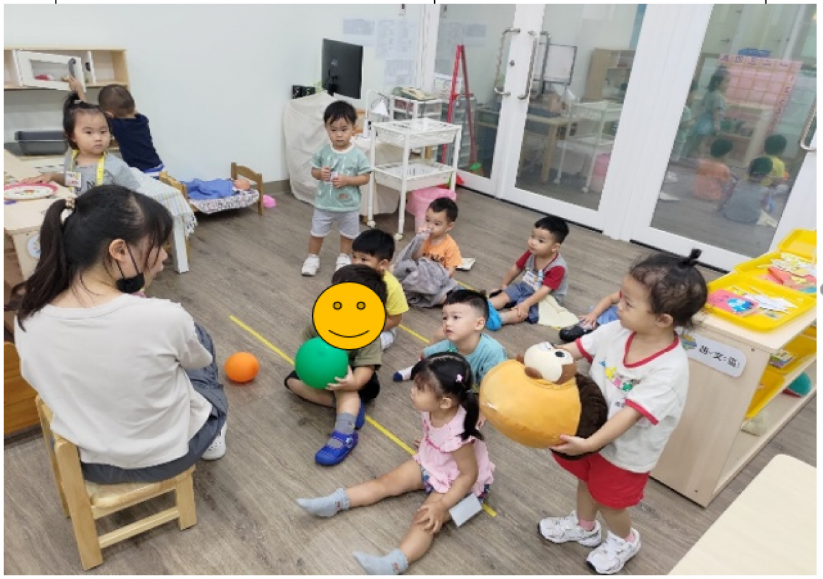 幸福班-團體時間，老師和孩子分享繪本故事「小波去上學」，簡單幫助孩子認識在學校的活動。
