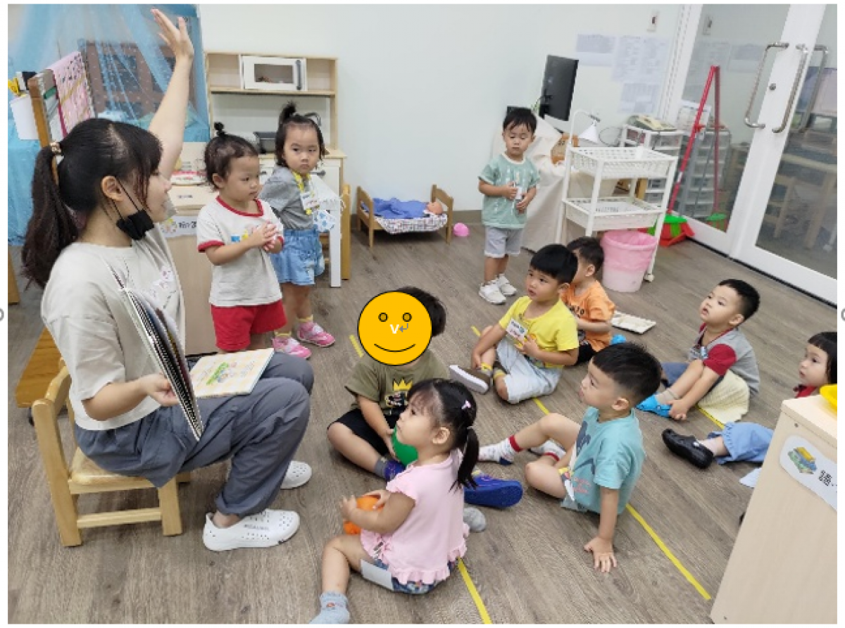 幸福班-團體時間，老師詢問孩子繪本中的主角小波在學校玩了什麼？引起孩子對於認識學校中活動的興趣。