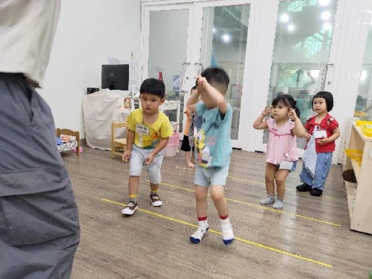 幸福班-律動遊戲時間，孩子和老師一起學小兔子跳跳跳！