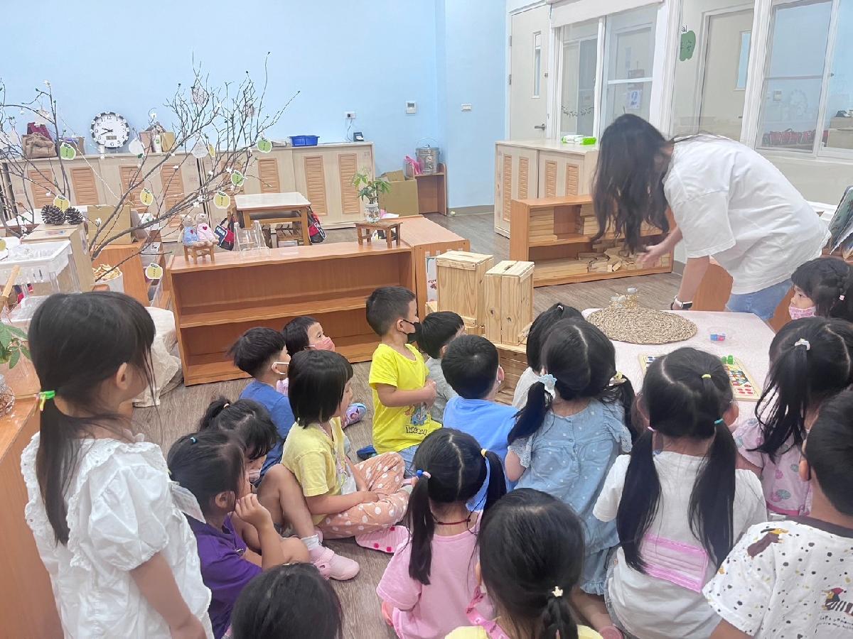 親愛班認識學習區，我們一起布置了自然觀察區~