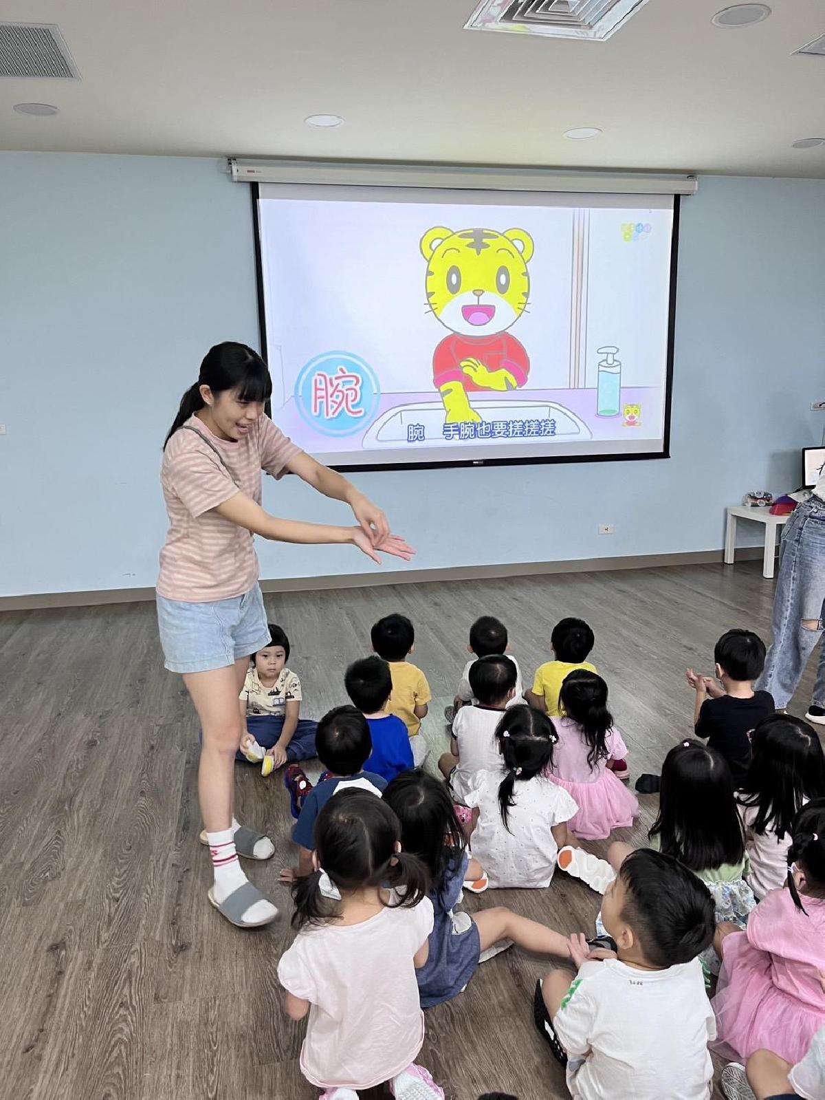 溫暖班1.今天跟寶貝宣導洗手時機，還有洗手步驟（濕搓沖捧擦）喔！爸爸媽媽也可以多和寶貝落實洗手步驟，讓細菌遠離我們～