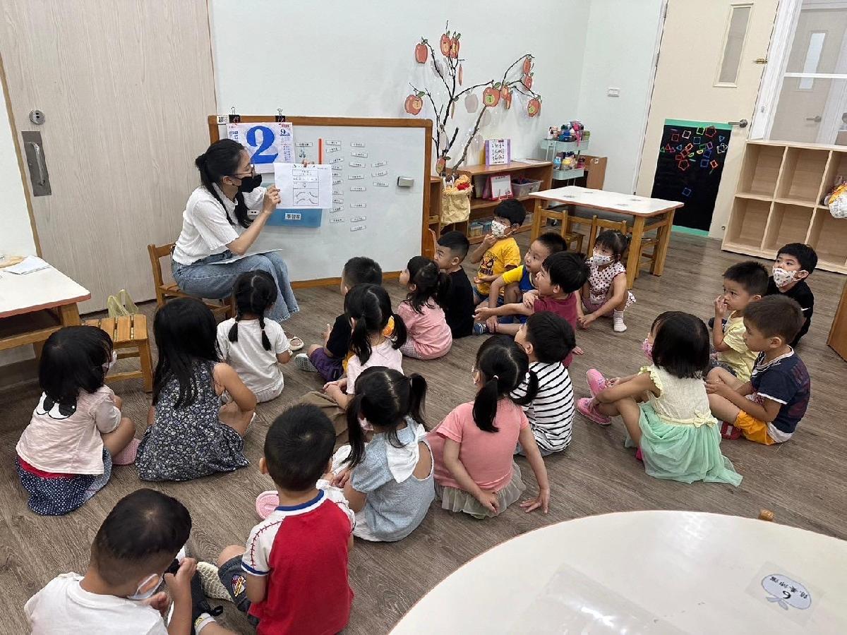 平安班老師介紹每日簽到表的簽到方式