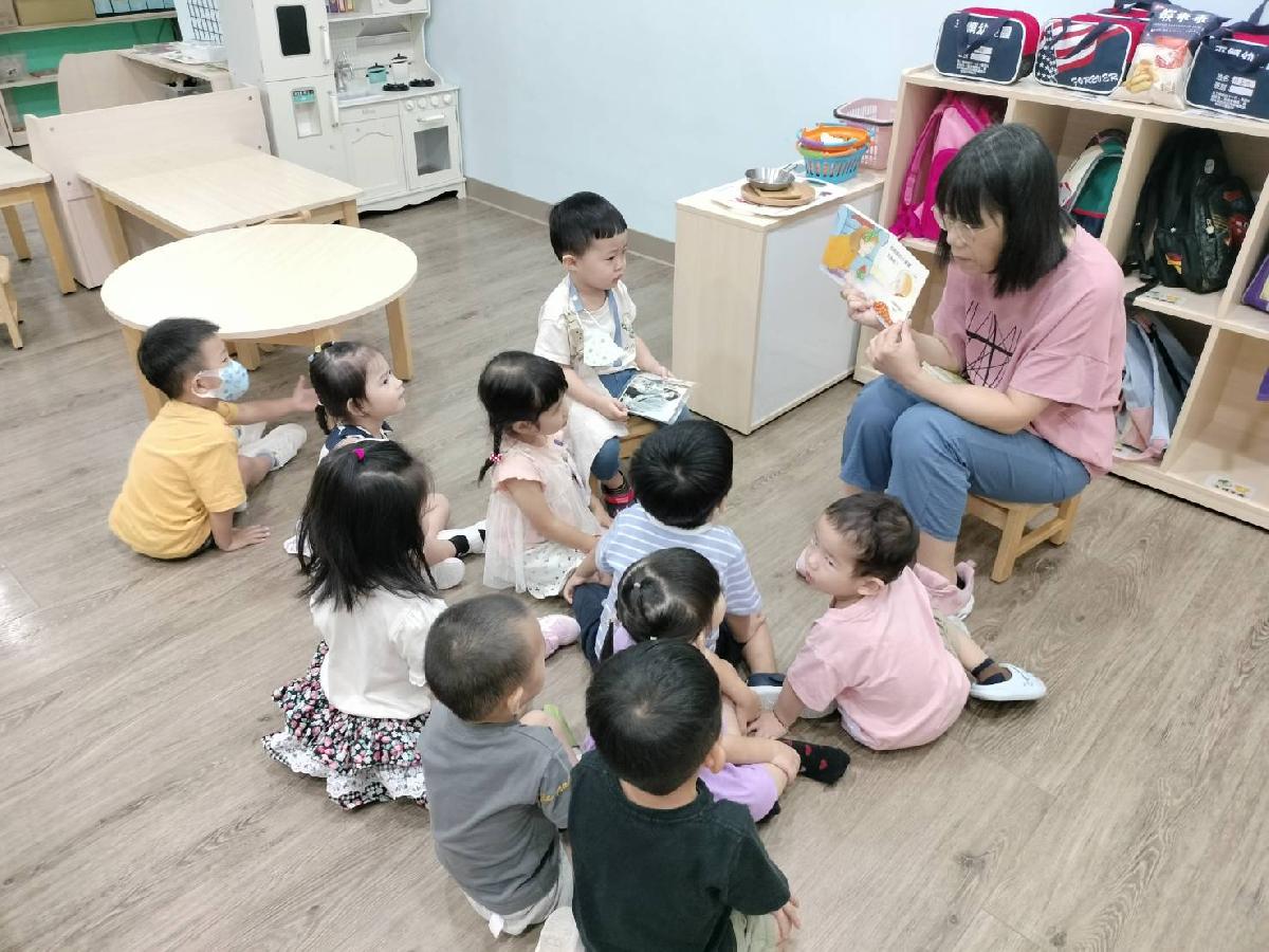 說故事時間，寶貝們認真聽故事，也會和老師一起討論故事的發展