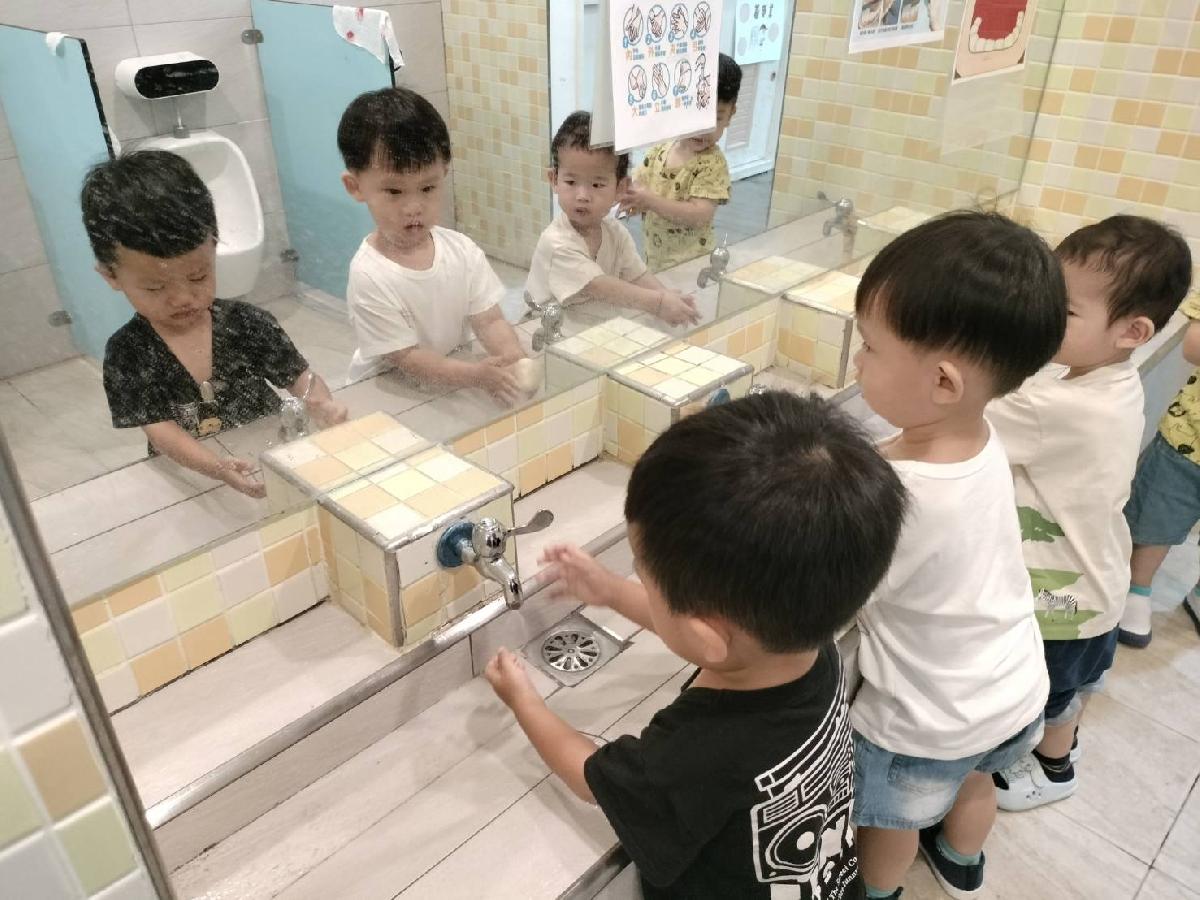 寶貝們到洗手台練習洗手五步驟與搓搓七字訣