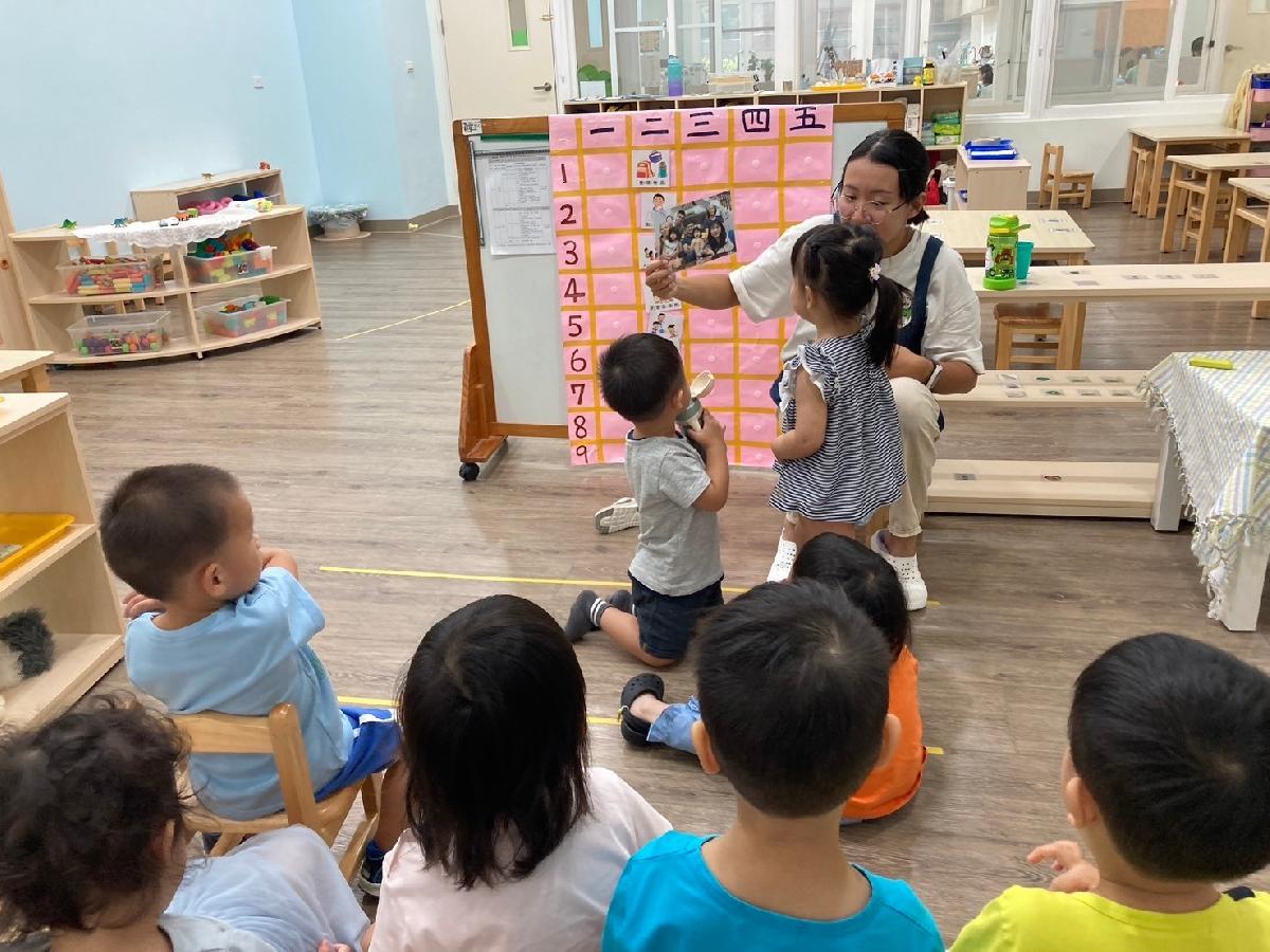 分享全家福，介紹自己的家人。想念家人時可以看照片安撫自己喔！