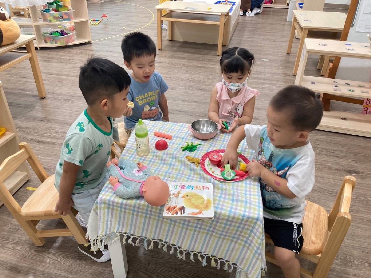 「請問我可以跟你一起玩嗎？」學習區時間，寶貝們一起在扮演區煮飯、享受美味的食物！