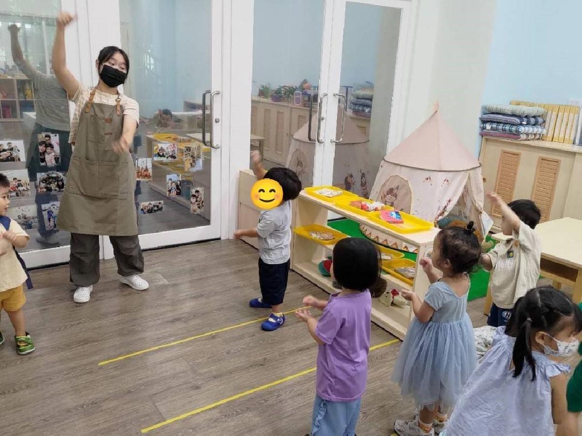 「grandpa shark, doo-doo, doo-doo, doo-doo」我們一起跳跳舞，學鯊魚爺爺張大嘴巴！