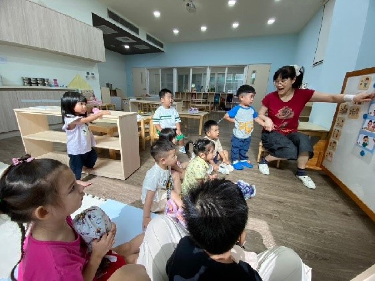 練習表達需求，讓幼兒看著圖片指認說需要什麼幫忙