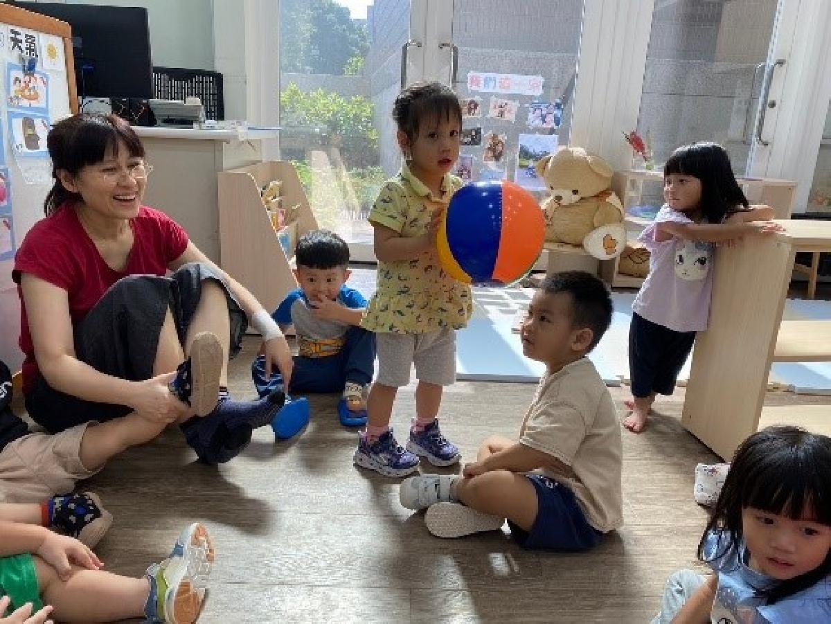 團體遊戲海灘球點點名，讓幼兒一起玩