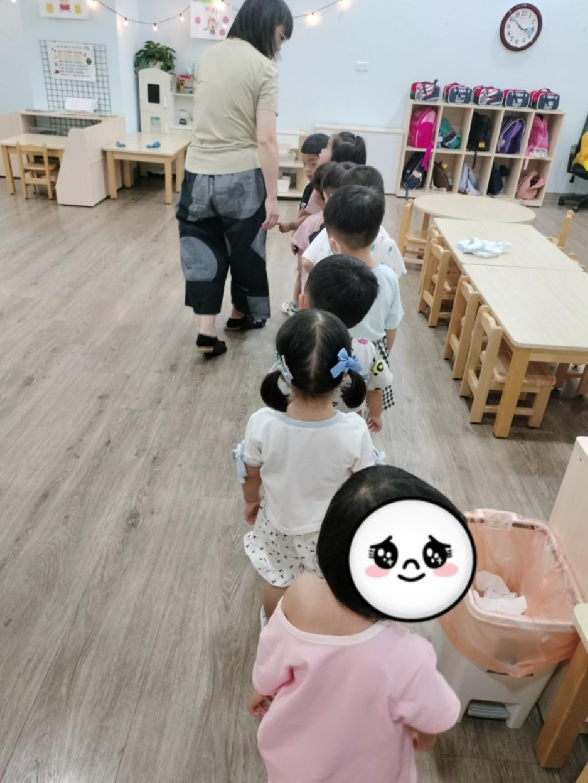 練習搭小火車排隊，一起搭火車出發囉~