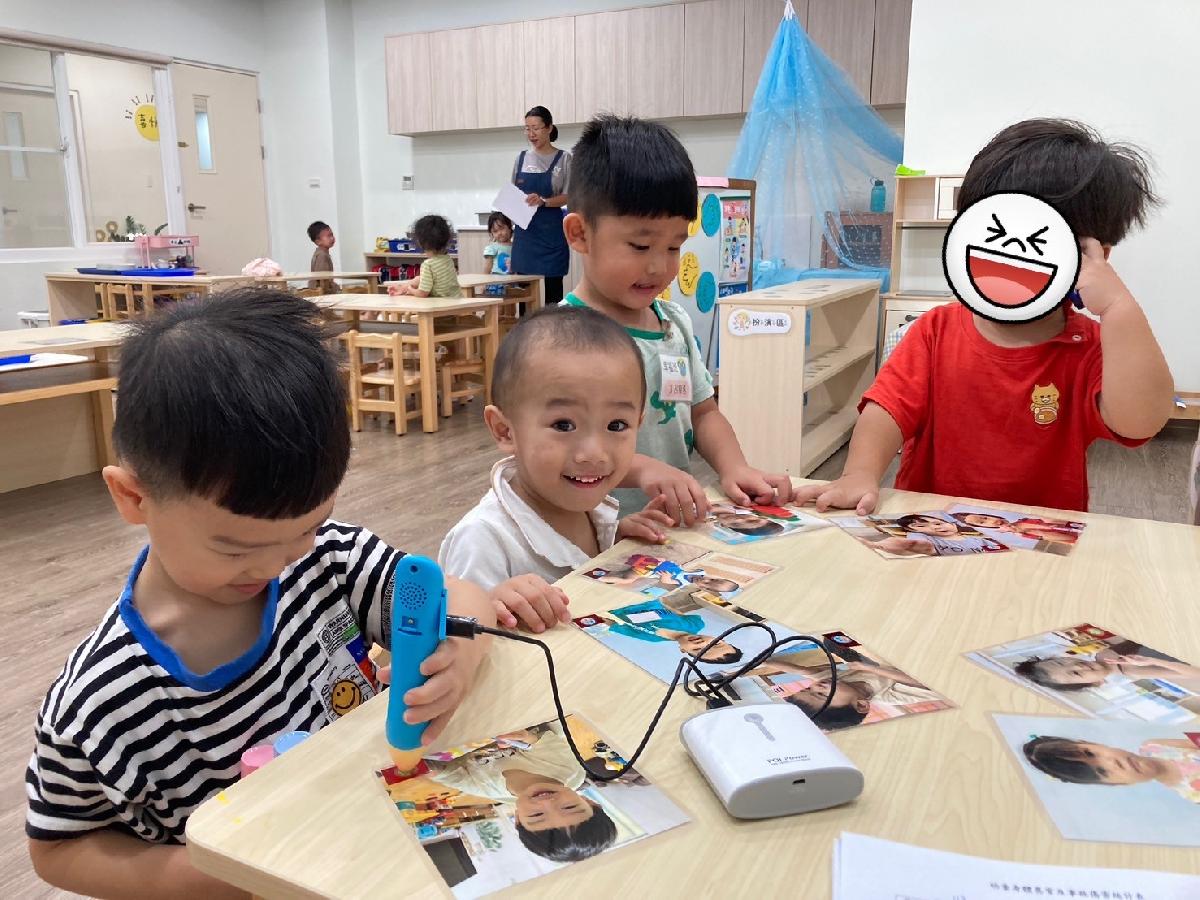 ↑猜猜我是誰？在語文區利用點讀筆熟悉同學的外貌與姓名！