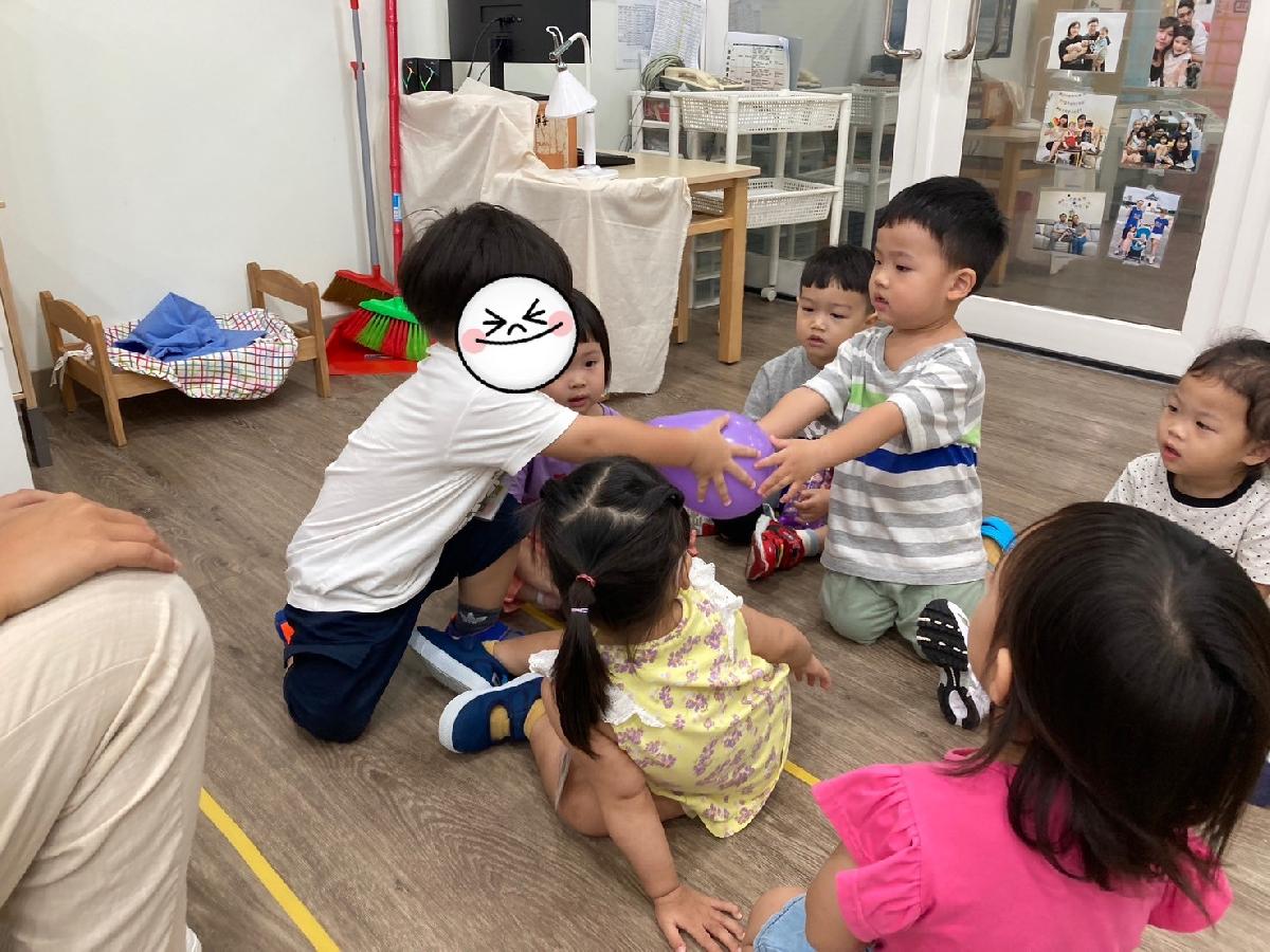 ↑「1234567~陳oo在哪裡~~在這裡~在這裡~陳oo在這裡！」利用改編歌曲認識同學，並將氣球傳給他！