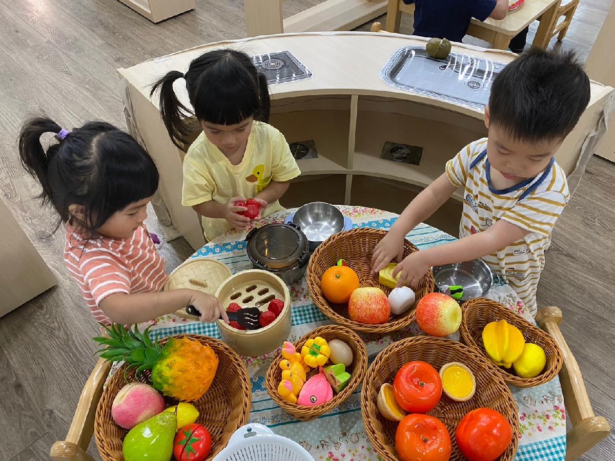 跟同學一起玩扮演區~認識不同的水果~