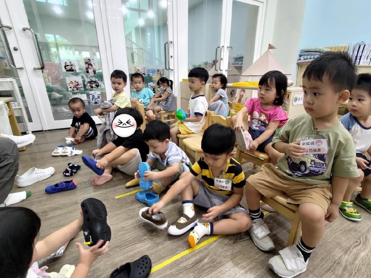 給我一點時間~我會練習自己穿脫鞋子！