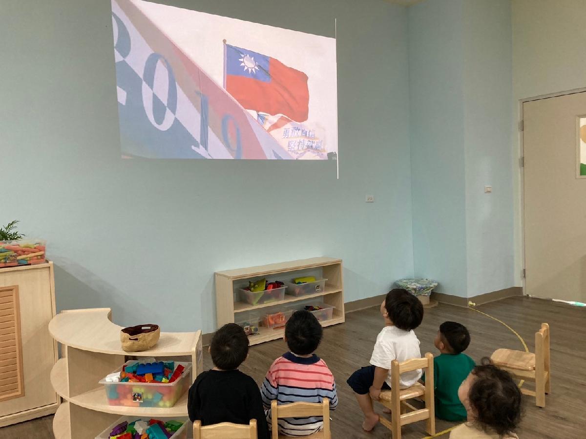 中華民國的生日囉！宥丞發現國旗上有紅色，鄭越發現藍色，若希發現白色！