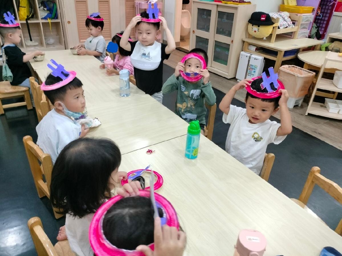 慶祝雙十國慶日，戴上我們製作的雙十小帽一起慶祝吧～