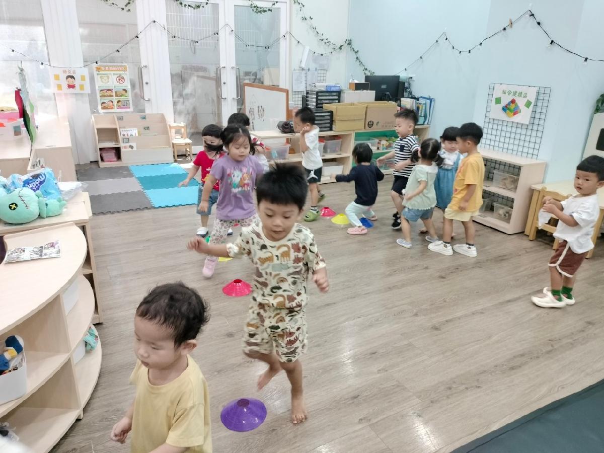 大肌肉活動時間，一起開合開合跳跳跳