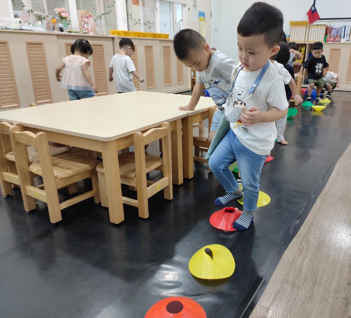 跟著角標慢慢走，我們踩著小石頭渡過河流~