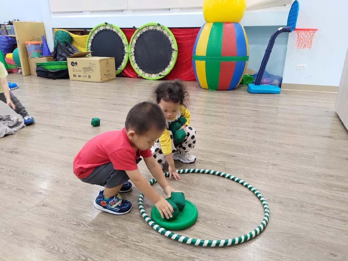 顏色配對~撿起與飛盤相同顏色的巧布球後放在呼拉圈內！