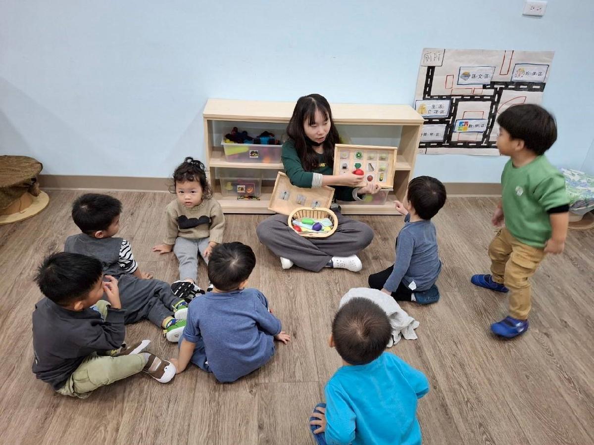 我會分「食物」和「餐具」！一起幫助玩具們回家~