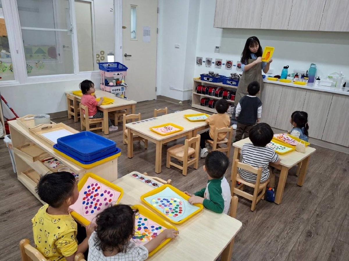 好玩的手指膏~我們要幫愛心卡片畫上漂亮的顏色囉~