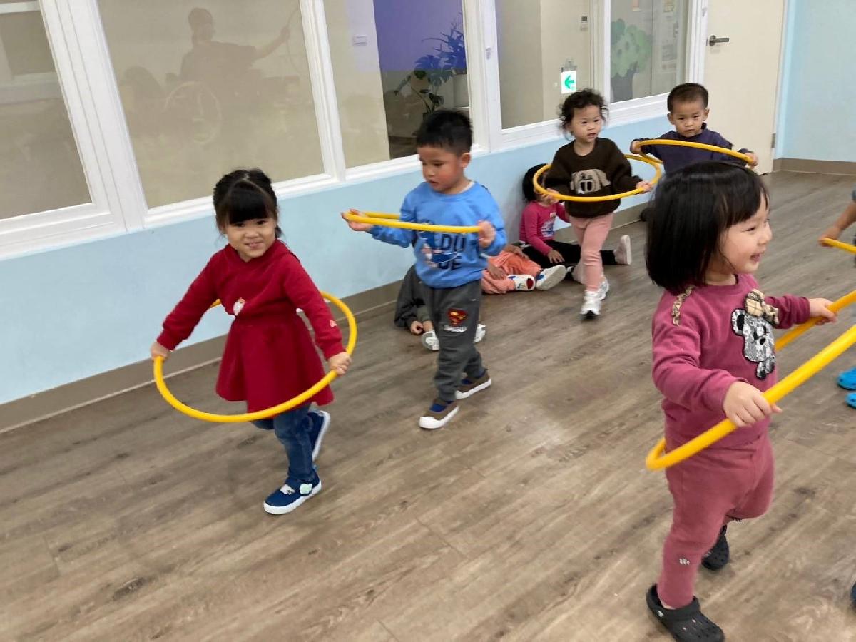 我的呼拉圈小車車~聽到音樂我要開車出發囉~