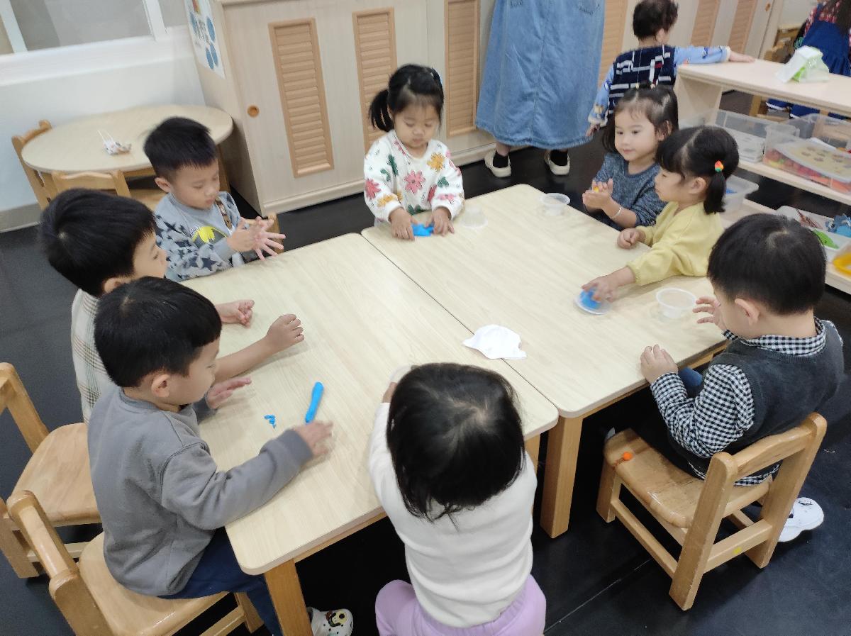 黏土變變變，搓搓揉揉變出有橘子、香蕉、芭樂的水果籃吧!