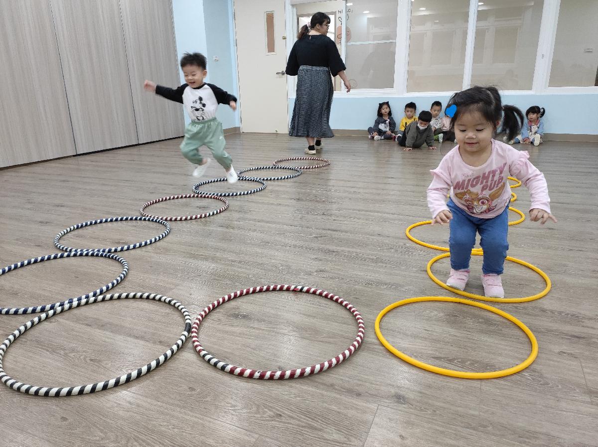 蹲下，跳躍!向著終點的圈往前跳跳跳!