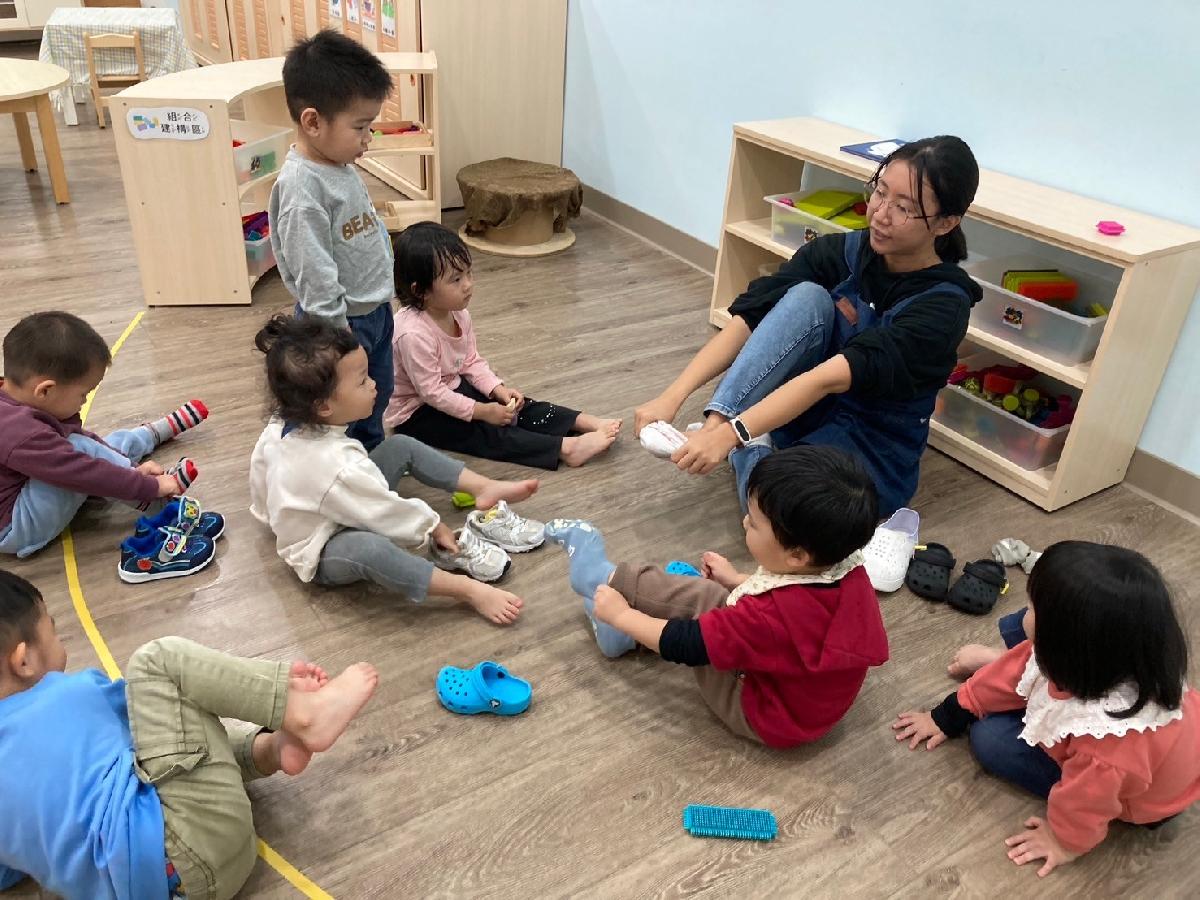 嘗試練習自己穿襪子，保護自己的雙腳~