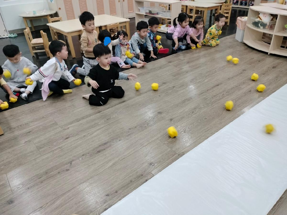 滾動魚飼料(小黃球)！看看誰能將飼料投入河流餵魚喲!