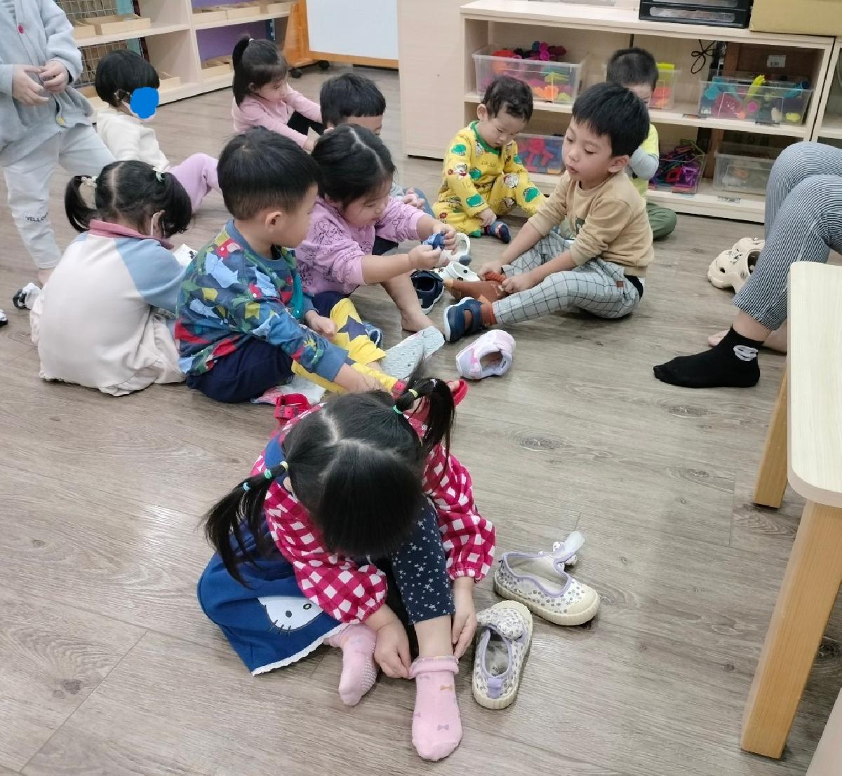 襪子洞口打開，腳趾頭全部包進去！寶貝們學習自己穿襪子