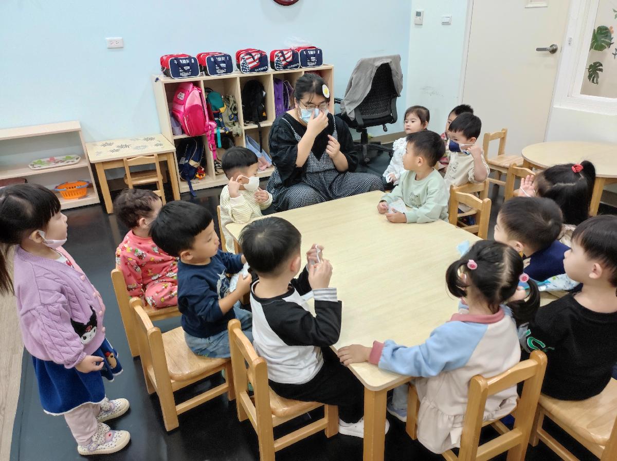寶貝們練習戴口罩，第一步口罩貼嘴巴、第二步兩手比個八、第三步拉到耳朵後面掛，大家都跳戰成功了!