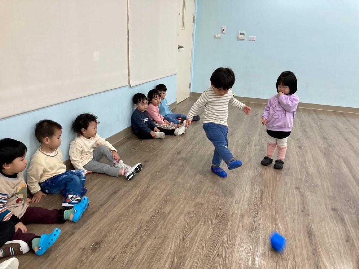 專心瞄準小布球~我可以把球球踢好遠呦！