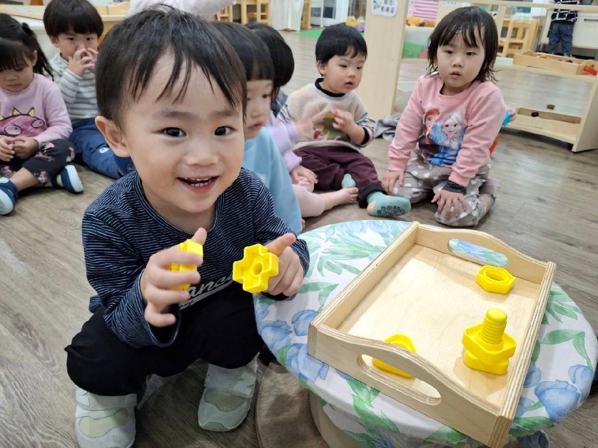 配對相同形狀的螺帽和螺絲囉~小螺絲轉一轉~