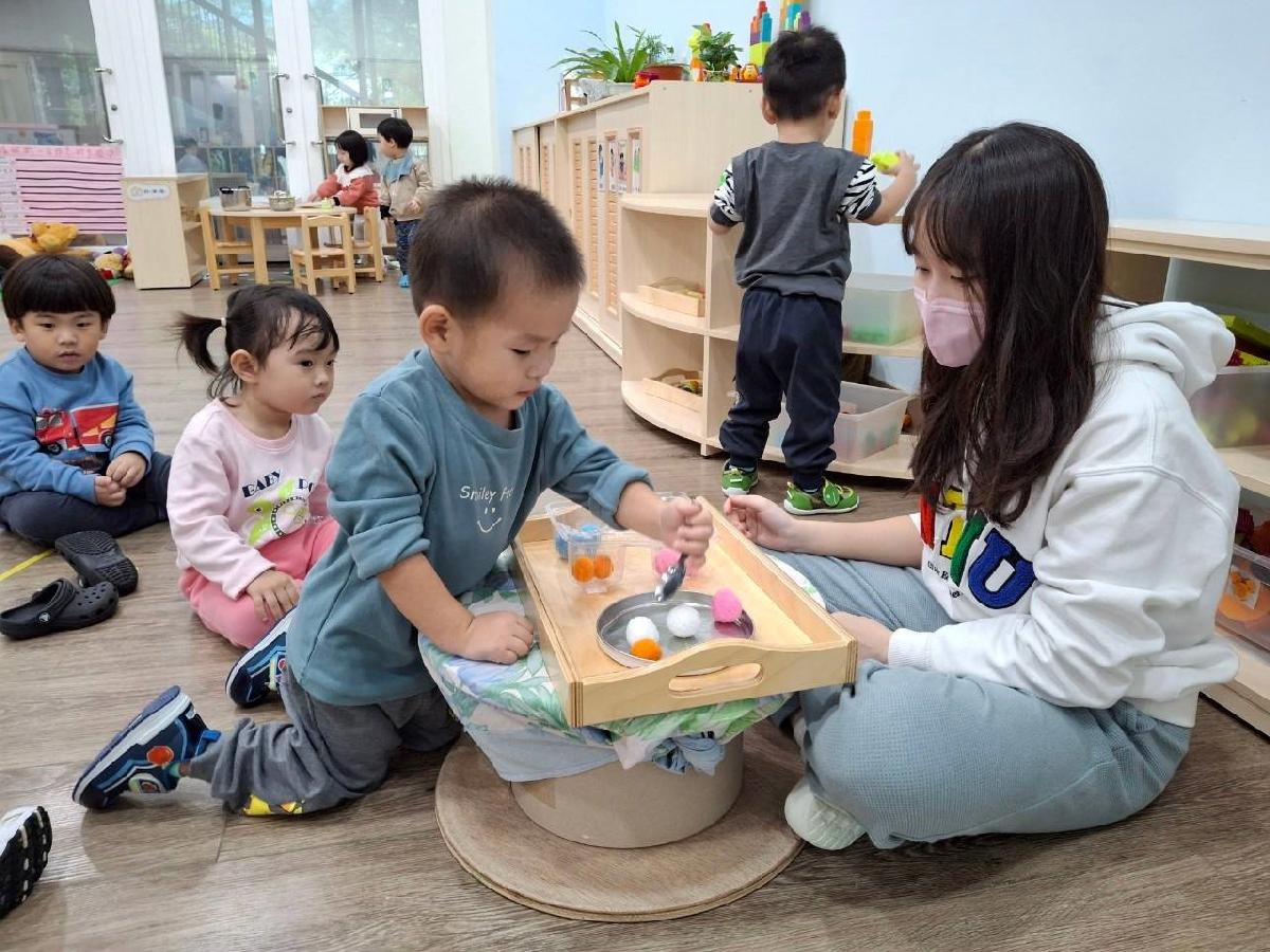 生活自理大挑戰！我們會練習用湯匙舀起毛球喔~