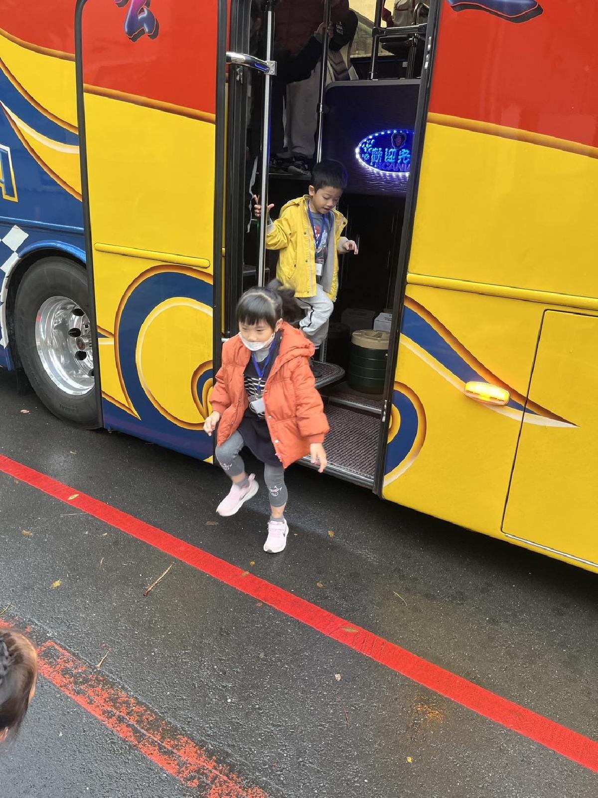 遊覽車逃生演練