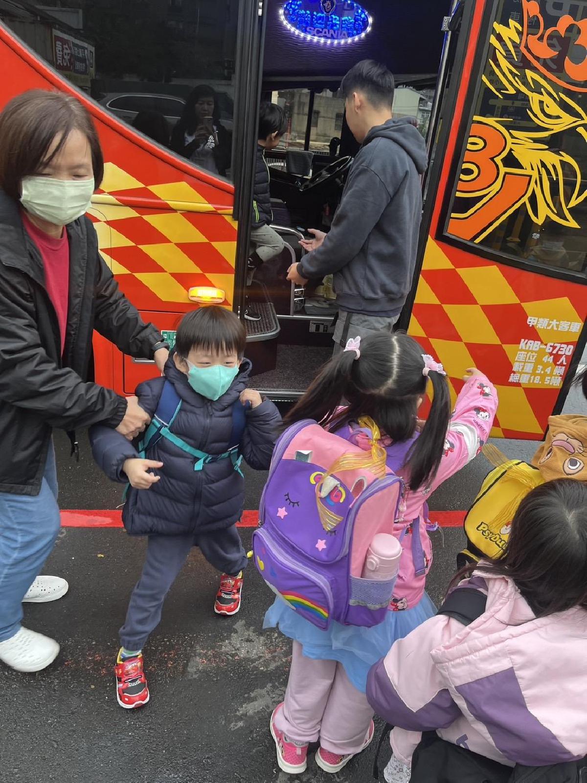 遊覽車逃生演練