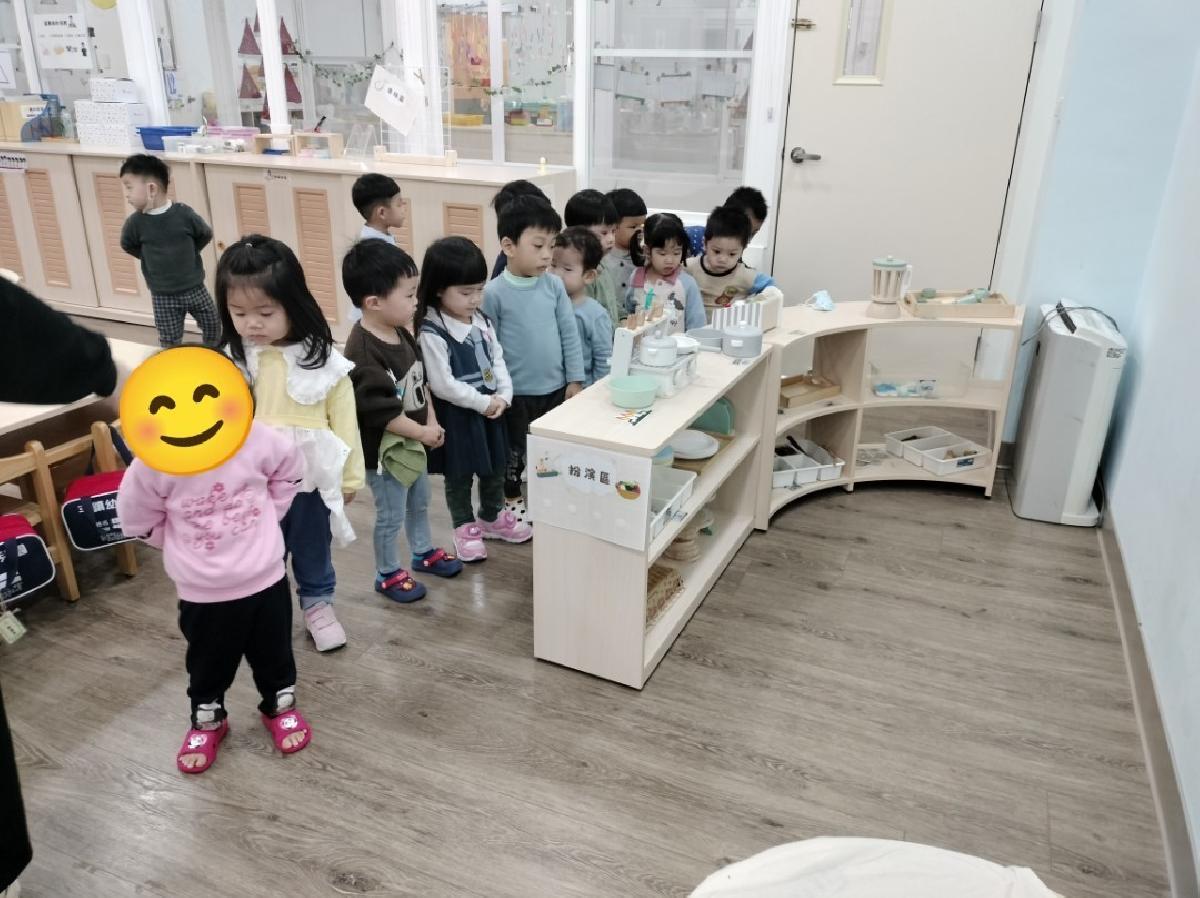 班外教學出發囉！到哥哥姊姊的教室參觀，欣賞他們的作品~