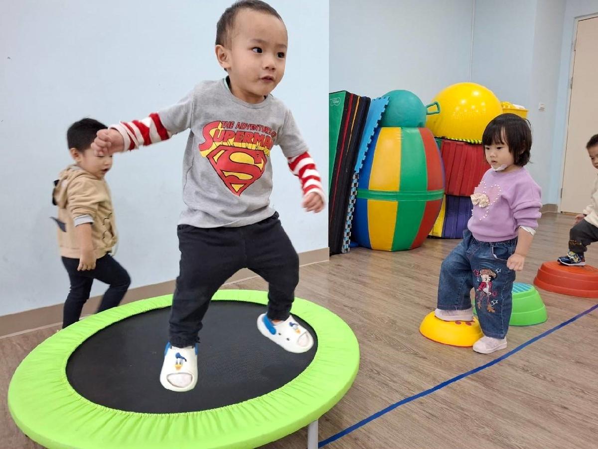 彈跳床好好玩！我們會安全排隊，一次一個人跳喔！