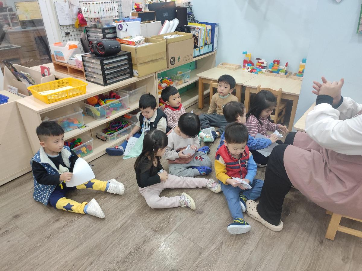 揉一揉、捏一捏，用紙捏成紙球，製作出小雪人的頭和身體